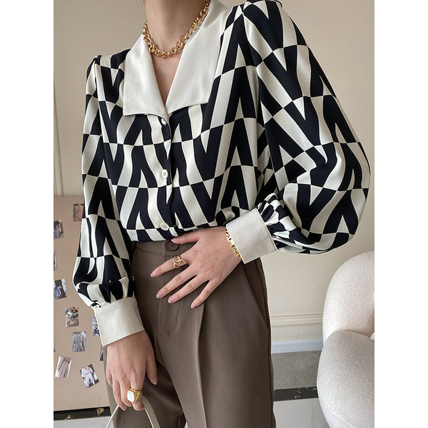 Camisa Vintage con Estampado Geométrico y Cuello Solapado Superpuesto
