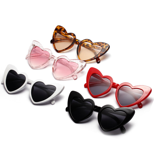 Light gray heart-shaped sunglasses with dark lenses, featuring a vintage-inspired plastic frame. - Image 3