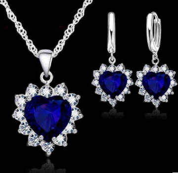 Conjunto de Aretes y Collar en Forma de Corazón