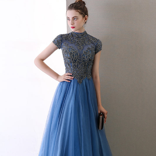 Vestido de Noche Azul con Cuello Alto y Vuelo Elegante - Image 9