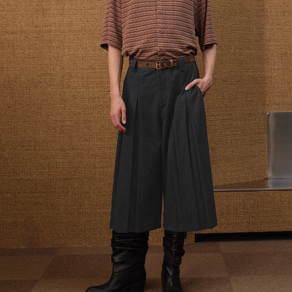 Pantalones Plisados Grises con Detalle Floral - Largo Siete Cuartos
