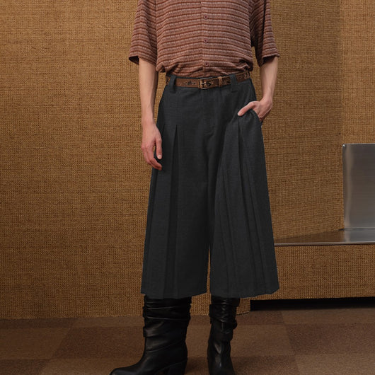Pantalones Plisados Grises con Detalle Floral - Largo Siete Cuartos