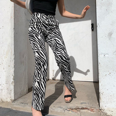 Pantalones rectos con patrón blanco y negro