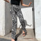 Pantalones rectos con patrón blanco y negro