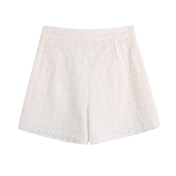 Conjunto Elegante de Blusa y Shorts con Bordado Calado