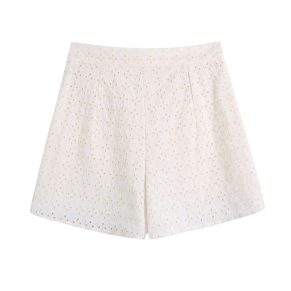 Conjunto Elegante de Blusa y Shorts con Bordado Calado