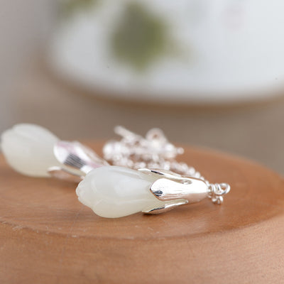 Aretes de Jade Hetian Flor Magnolia Hechos a Mano - Image 4