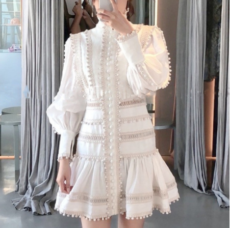 Vestido Corto con Cintura Hueca y Detalles de Encaje Calado