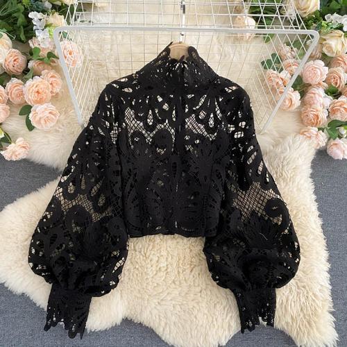 Blusa Elegante con Cuello Alzado y Encaje Calado