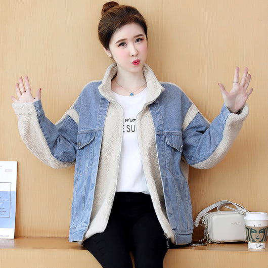 Abrigo de Invierno para Mujer con Lana de Cordero y Detalles de Costura Denim - Image 9