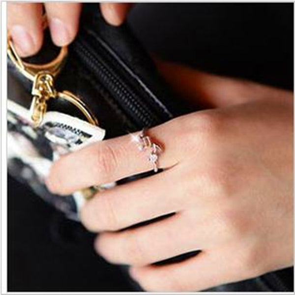 Anillo Ajustable con Hilo de Nota y Detalles de Strass