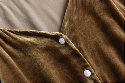 Blusa Elegante de Terciopelo Dorado con Cuello en V y Mangas Largas - Image 7