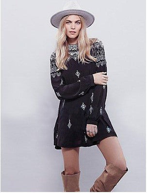 Vestido Slim Escotado con Bordados Elegantes - Image 17