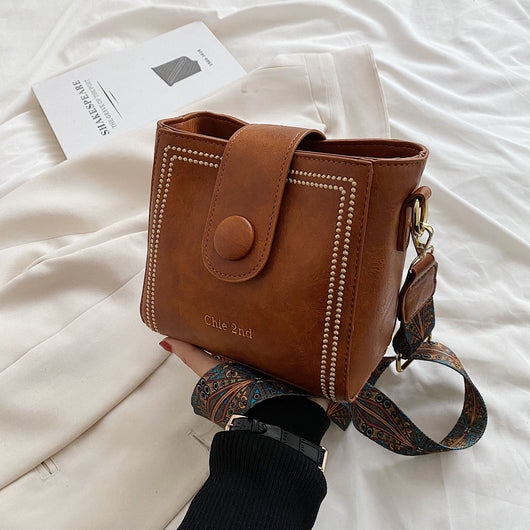 Bolsa Mensajera Retro con Textura Premium - Image 9