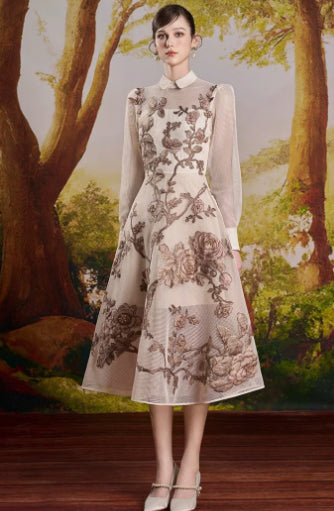 Vestido Largo Ajustado con Bordado de Rosas y Mangas Largas