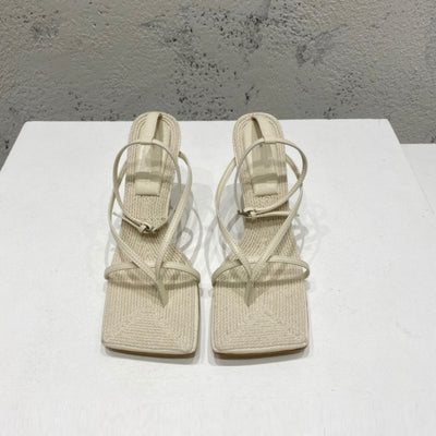 Sandalias de Tacón Alto con Punta Cuadrada en Malla Tejida y Cuero - Image 9