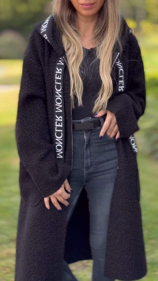 Abrigo de Lana de Cordero con Capucha y Letras para Mujer - Image 15