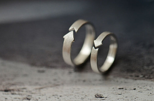 Anillo de Pareja en Plata Esterlina con Diseño de Flecha Cepillada - Image 9