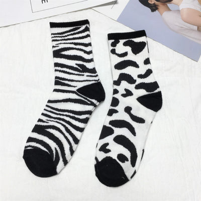 Calcetines Estampado Vaca Adorables para Mujer Negro y Blanco - Image 6