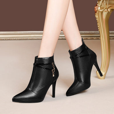 Botas Stiletto Puntiagudas Negras a la Altura del Tobillo - Image 8
