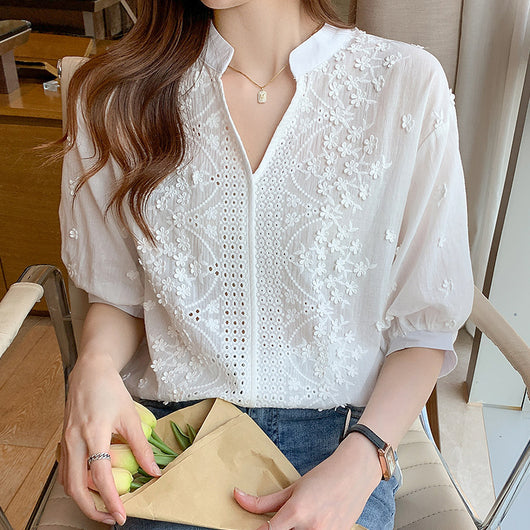 Blusa Blanca Elegante con Cuello V, Encaje Jacquard y Mangas Abullonadas - Image 4
