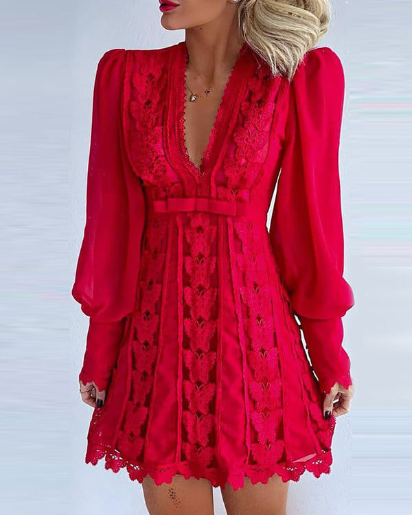 Vestido Elegante Blanco con Escote V, Encaje y Mangas Abullonadas