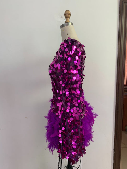 Vestido de Fiesta Corto con Lentejuelas Púrpura y Hombro Descubierto - Image 12