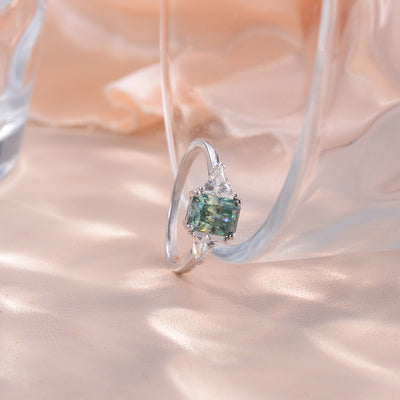 Anillo de Moissanita Triangular Azul Verde con Baño de Oro 18K en Plata - Image 6
