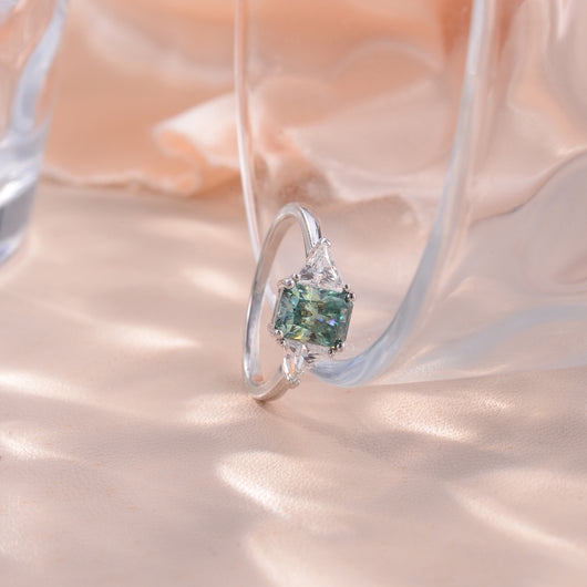 Anillo de Moissanita Triangular Azul Verde con Baño de Oro 18K en Plata - Image 6
