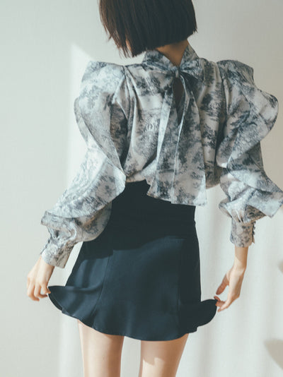 Blusa Chiffon con Cuello Alzado y Volantes Estampados - Image 3