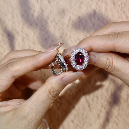 Anillo Oval con Rubí Central y Diamantes Engarzados - Image 8