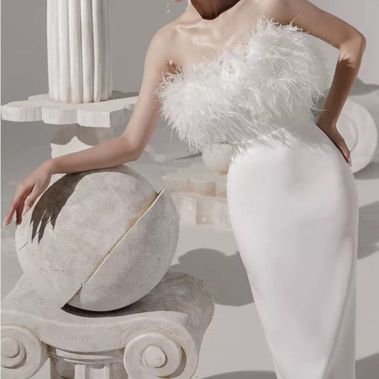 Vestido Envolvente Blanco con Escote Sensual y Detalles de Borlas