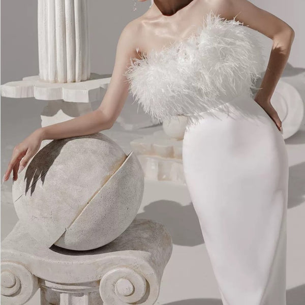 Vestido Envolvente Blanco con Escote Sensual y Detalles de Borlas