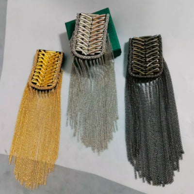 Cadena Larga de Metal con Borla y Hombreras - Accesorio Versátil Unisex