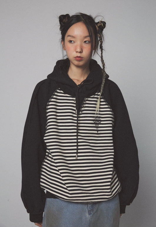 Sudadera Hoodie Suelta con Paneles Rayados y Bordados - Image 10