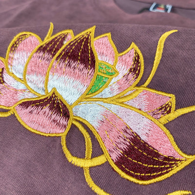 Playera Teñida a Mano con Bordado de Loto Lavado Artesanal - Image 3