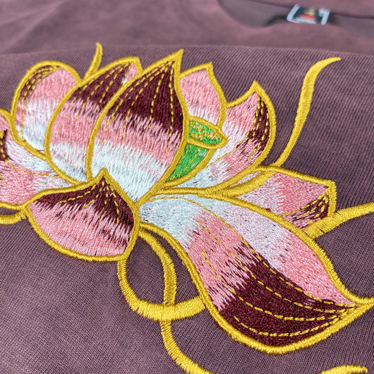 Playera Teñida a Mano con Bordado de Loto Lavado Artesanal - Image 3