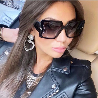 New ladies fashion personality black oversized square sunglasses with gradient lenses and gold-tone 'T' accents. - Image 12