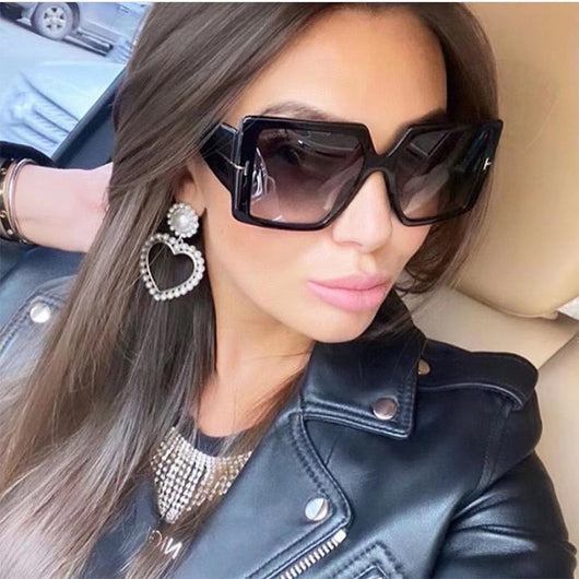 New ladies fashion personality black oversized square sunglasses with gradient lenses and gold-tone 'T' accents. - Image 12