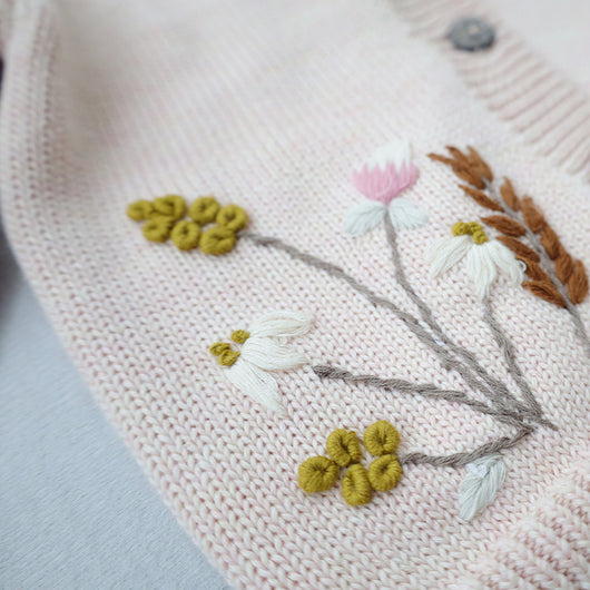 Conjunto de Cardigan Bordado a Mano para Niños con Gorro y Pantalón - Image 10