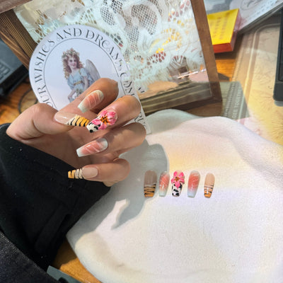 Uñas Artísticas Pintadas a Mano con Patrón Cebra y Lirio Tallado - Atmósfera Verano - Image 10