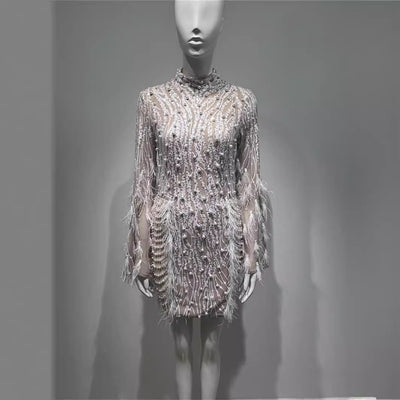 Vestido de Lentejuelas y Plumas con Perlas Expandidas - Image 5