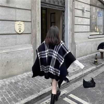 Chaqueta Tipo Cape con Bufanda Cuadrada de Lana Tejida - Image 3