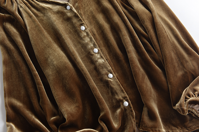 Blusa Elegante de Terciopelo Dorado con Cuello en V y Mangas Largas - Image 8