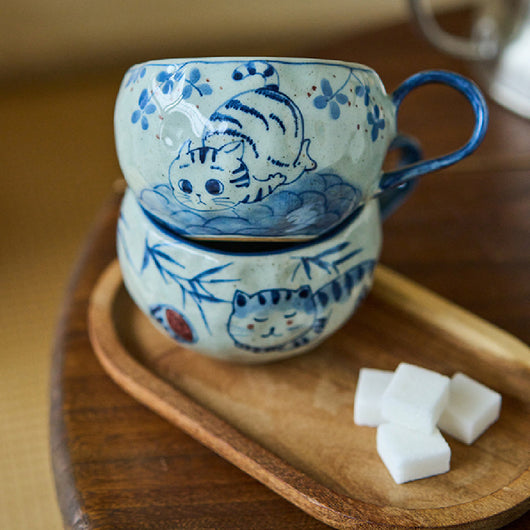 Taza de Café Artesanal de Porcelana Azul y Blanco con Diseño de Gato - Image 3