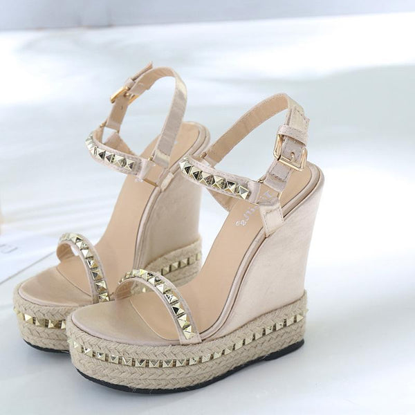 Sandalias Cuña con Remaches - Estilo y Elegancia para Mujer - Image 3