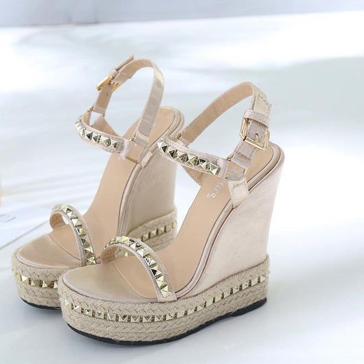 Sandalias Cuña con Remaches - Estilo y Elegancia para Mujer - Image 3