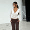 Blusa Elegante de Encaje con Escote en V y Mangas Largas