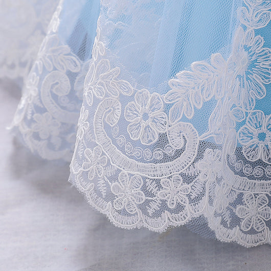 Bata Clínica con Detalles de Encaje y Costuras Reforzadas - Image 19