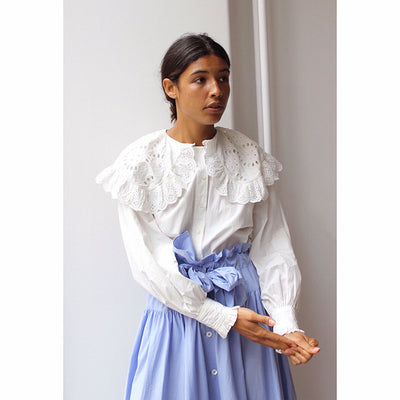 Camisa Blanca de Lino con Solapa Ancha y Bordado Retro de Loto Calado - Image 3